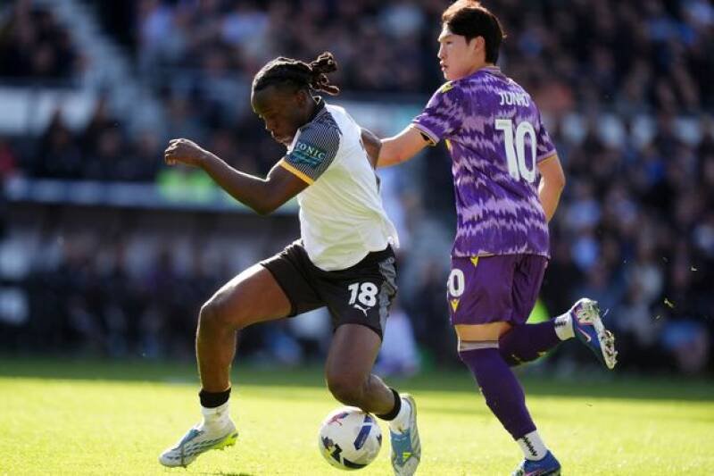 Mark Robins' Tactical Tweak: Why Bae Junho's Sub-Sub Matters for Stoke City