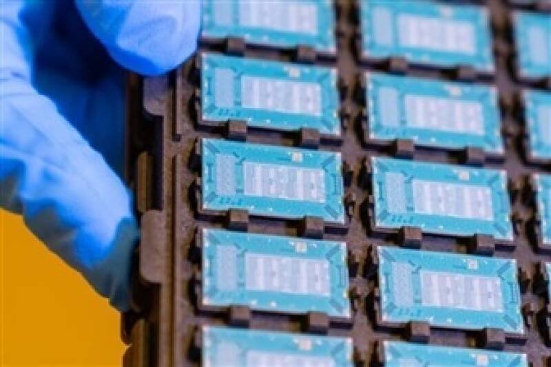 Glass Substrates: Intel, Samsung Race to Mass Production for AI Chips