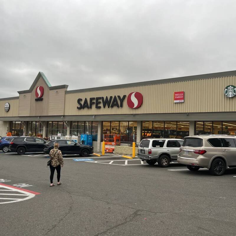 Albertsons Sales Stagnant Amid Pharmacy Challenges: What's Next?