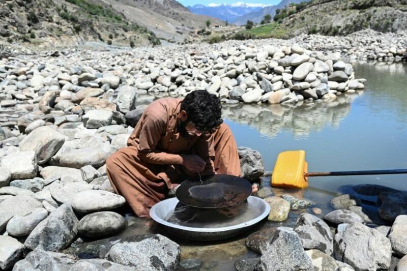Gold Rush in Afghanistan: Desperate Search for Hope in the Kunar River