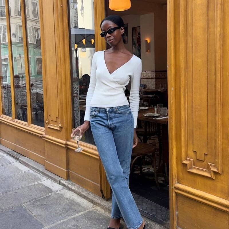 Best White Tops to Wear With Jeans This Spring: Style Guide