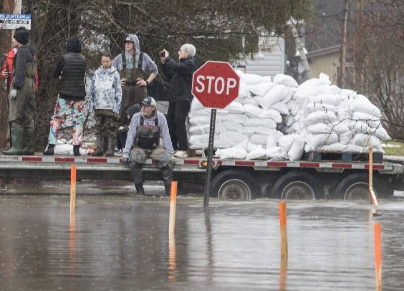 Ontario & Quebec Floods: Rain Intensifies Sandbag Efforts & Raises Concerns