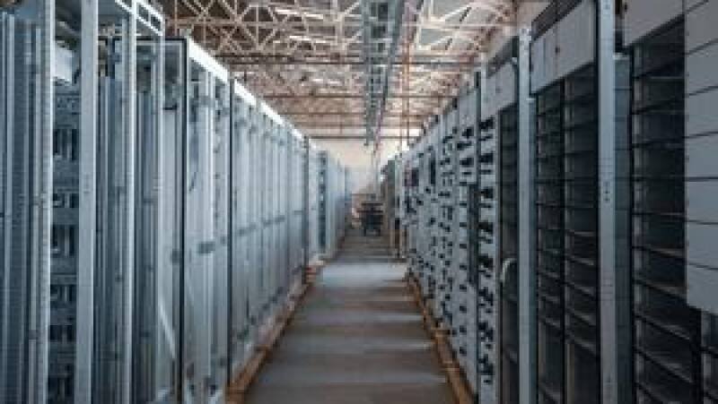 Maine Governor Vetoes Data Center Ban: Impact on AI and Energy